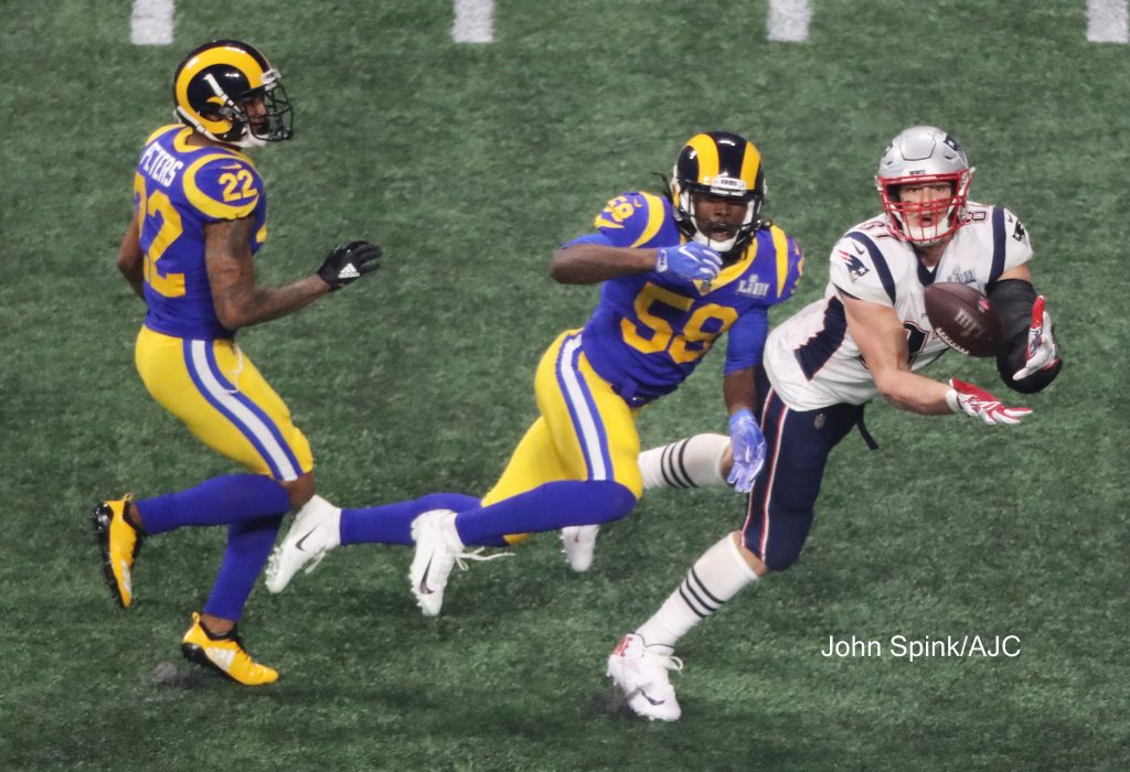 John Spink/Atlanta Journal-Constitution - New England Patriots tight end Rob Gronkowski (87) makes a catch in the fourth quarter.